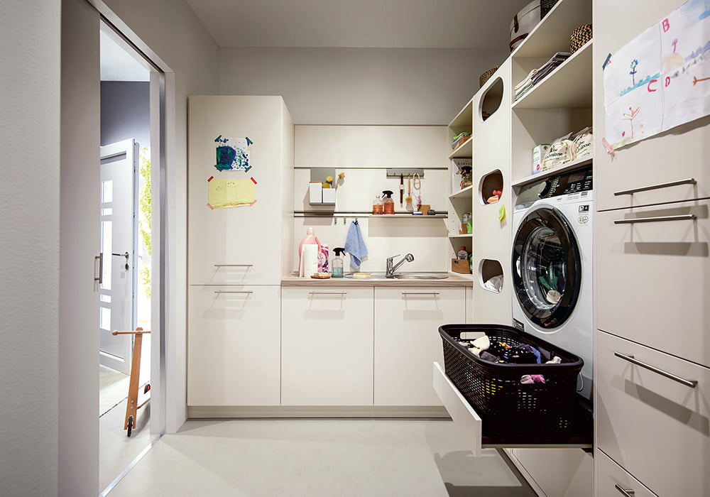 Hauswirtschaftsraum in weiß mit integrierter Waschküche